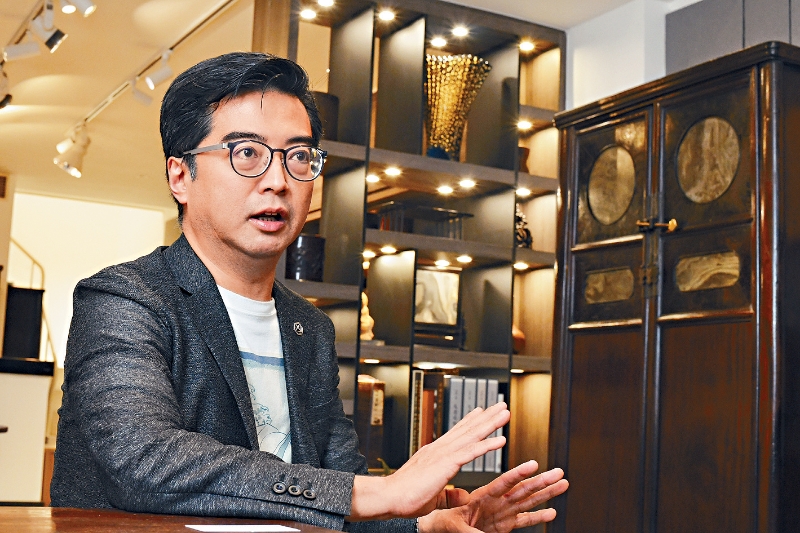 黑氏古玩第二代繼承人黑國強(qiáng)指，藝術(shù)傳承并不容易，正努力求變。