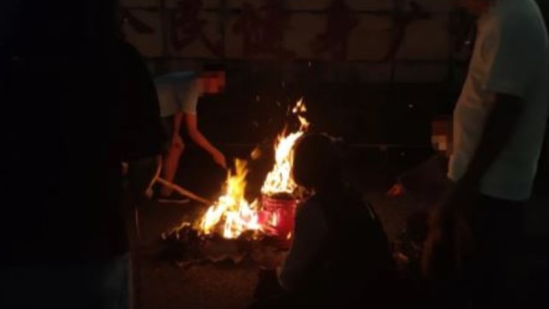 珠海車撞人兇案中的死者家人，12日在案發(fā)現(xiàn)場(chǎng)路祭。 網(wǎng)圖