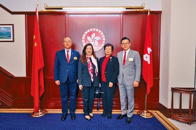 香港駐悉尼經(jīng)貿(mào)辦時(shí)任行政經(jīng)理馮葉穎儀女士（右二）、鄧明慧主席（左二）、曾慶業(yè)副主席（左一）及李曠怡副主席（右一）合照。