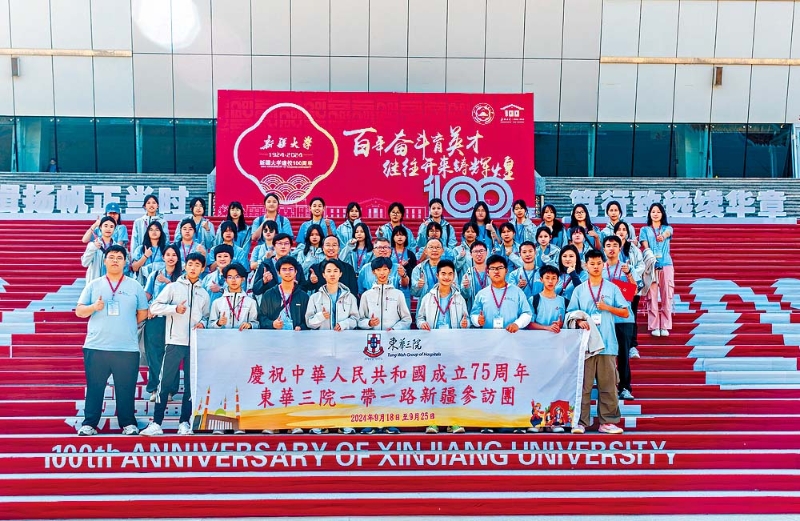 一眾學(xué)生到新疆大學(xué)，了解當(dāng)?shù)氐慕逃l(fā)展。