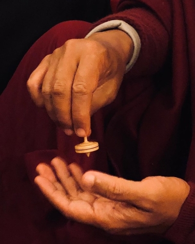 昨日（12日）趙薇就在IG上分享了一張轉(zhuǎn)陀螺的照片，并留下一個(gè)“向日葵”的emoji，瞬間引來(lái)粉絲暴動(dòng)。1