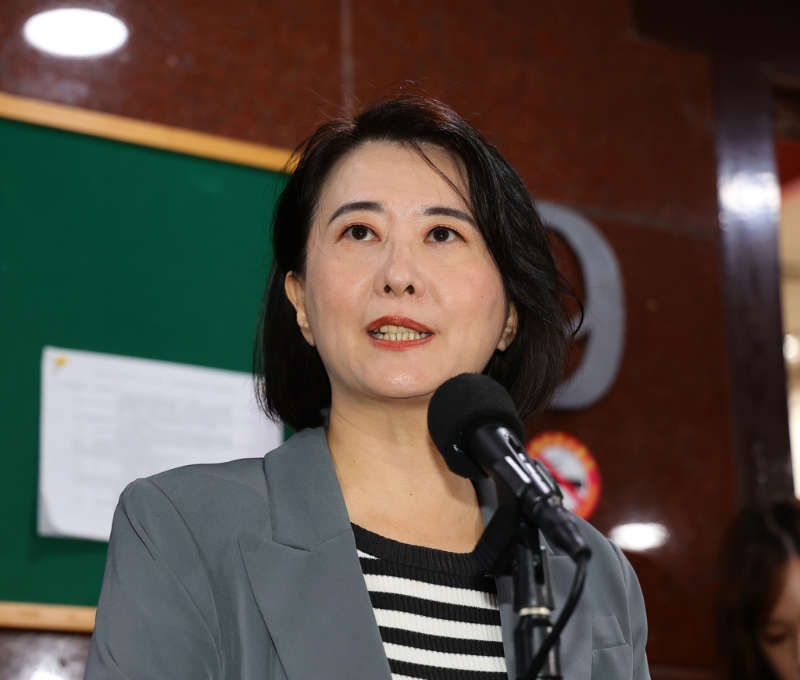 國(guó)民黨“立委”王鴻薇昨爆料，“前衛(wèi)福部長(zhǎng)”、“政委”陳時(shí)中及前次長(zhǎng)王必勝今年8月6日出席一個(gè)場(chǎng)合，會(huì)后與香肩美女比肩而出，陳、王及在場(chǎng)的美女醫(yī)師田知學(xué)都澄清，該場(chǎng)合是醫(yī)師聚會(huì)；王鴻薇也為翻車向女醫(yī)致歉。