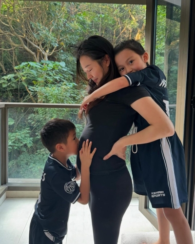 昨日(12日)蔡慧欣就在IG上分享了多張身挺巨肚與子女合照的照片，宣布將迎第3胎寶貝，引來(lái)不少網(wǎng)民留言祝福。