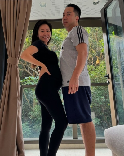 夫婦合照中，蔡慧欣就同老公肚貼肚，笑到見(jiàn)牙不見(jiàn)眼，相當(dāng)溫馨。