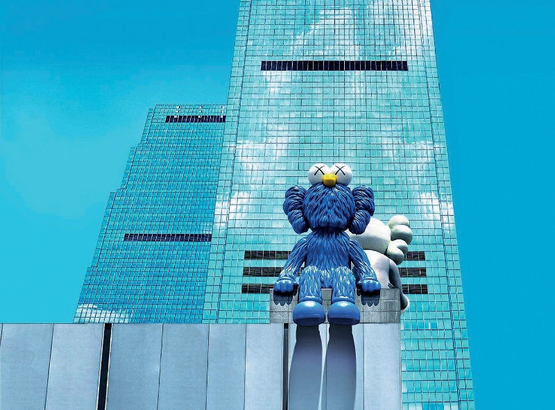 在長(zhǎng)沙IFS的空中雕塑花園，可看到由美國(guó)當(dāng)代藝術(shù)家KAWS創(chuàng)作的巨型銅制雕塑。