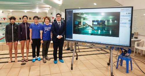 理大康復(fù)治療科學(xué)系助理教授蘇俊龍（右）與團(tuán)隊(duì)為拔萃女書(shū)院泳隊(duì)進(jìn)行姿勢(shì)研究和分析。