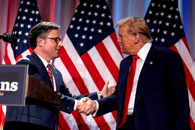 特朗普與眾議院議長強生握手 特朗普與眾議院議長強生握手