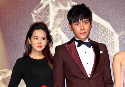 伊能靜2015年與小10歲的秦昊再婚。