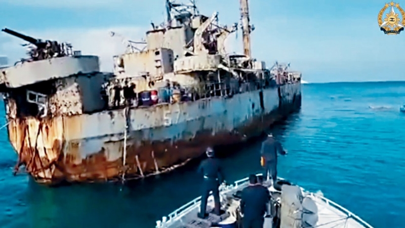 菲律賓派民船向「坐灘」仁愛礁的軍艦送補給。