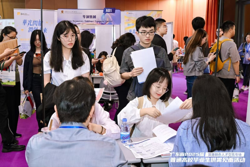 3000多位學(xué)子參加了此次招聘活動(dòng)，現(xiàn)場人潮涌動(dòng)。