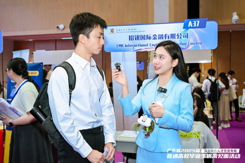 星島記者現(xiàn)場采訪前來的參加活動(dòng)的高校學(xué)生。