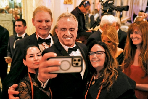 小肯尼迪在海湖莊園的晚宴中與嘉賓自拍。