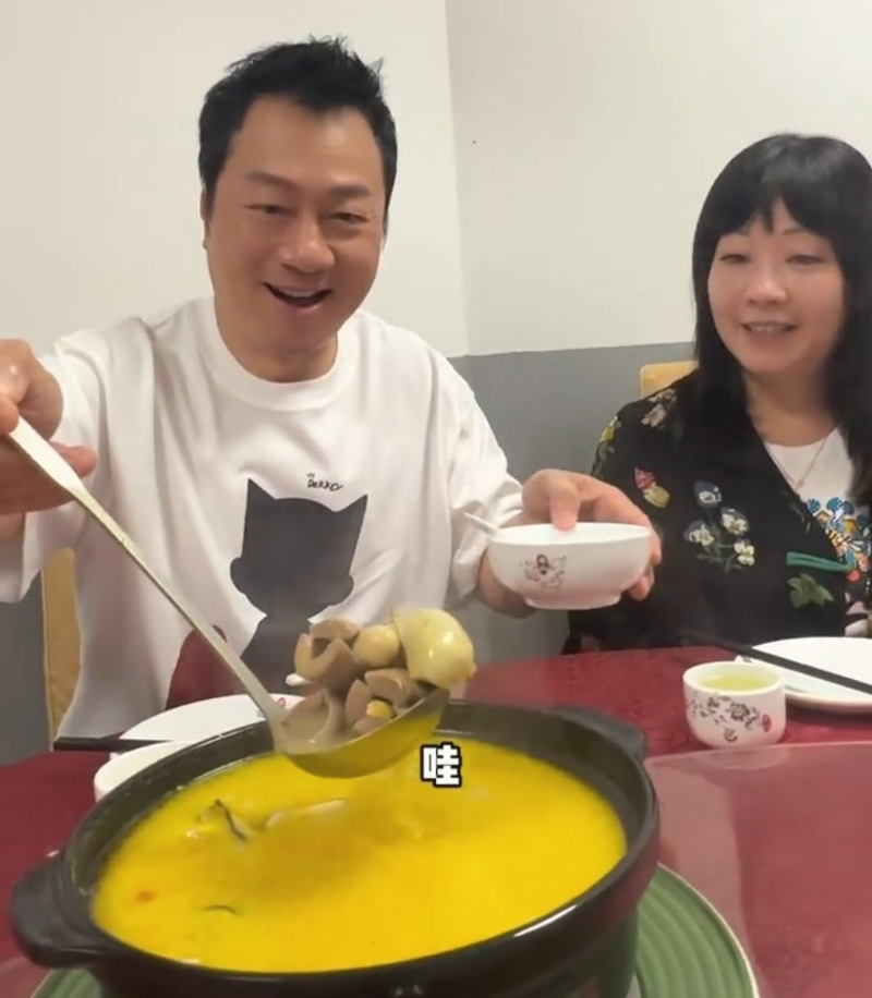 柴十七黎耀祥帶同太太，打卡招牌菜豬腰雞子生蠔湯￥288。