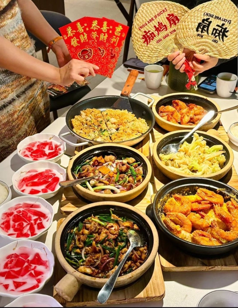 深圳長龍店啫騰日前在江門開新店，傳統(tǒng)啫啫煲融入新元素，即點(diǎn)即制。