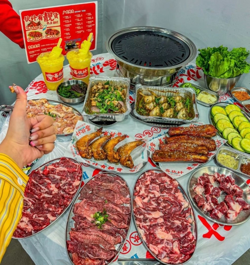 網(wǎng)紅廣式烤肉店，主打錫紙燒、瓦缸吊燒，食材新鮮。