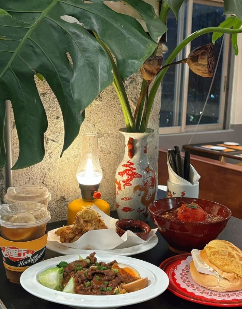 很多年輕人來品嘗港式茶餐廳美食，因?yàn)閮r(jià)格實(shí)惠，迅即成為網(wǎng)紅打卡好去處。