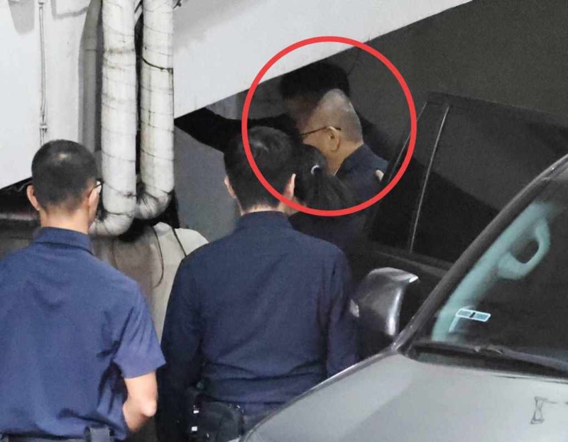 民眾黨近期爭議連環(huán)爆，圖為黨主席日前柯文哲（紅圈處）以光頭造型應訊。