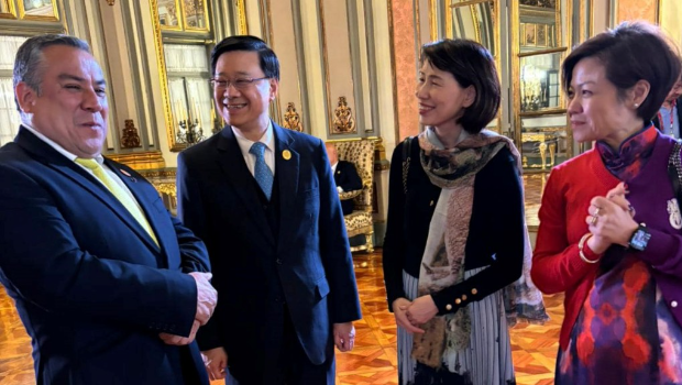 李家超與秘魯總理古斯塔沃阿德里安森（左1）。 李家超fb