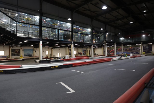 黑色天花加上高樓底 黑色天花加上高樓底