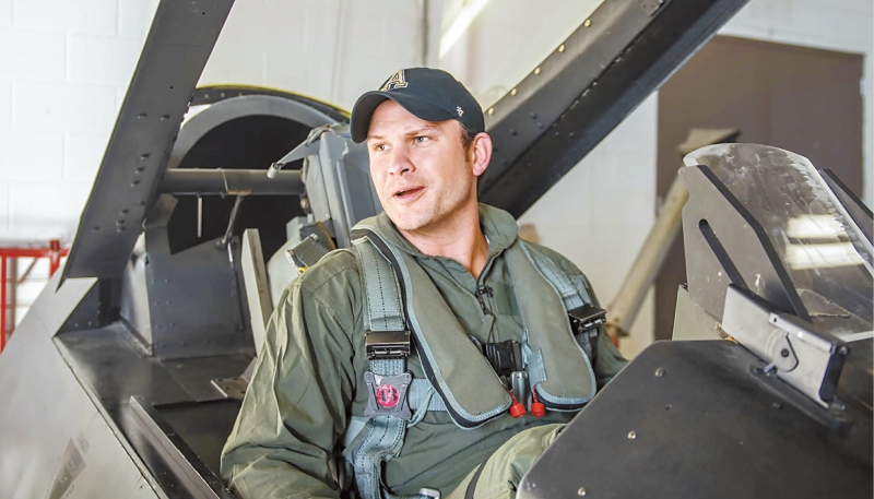 曾在陸軍國(guó)民警衛(wèi)隊(duì)服役的赫格塞斯，本周被揭因二頭肌上有與白人至上主義組織有關(guān)的紋身，而被同袍視為潛在內(nèi)部威脅。 T&P圖片