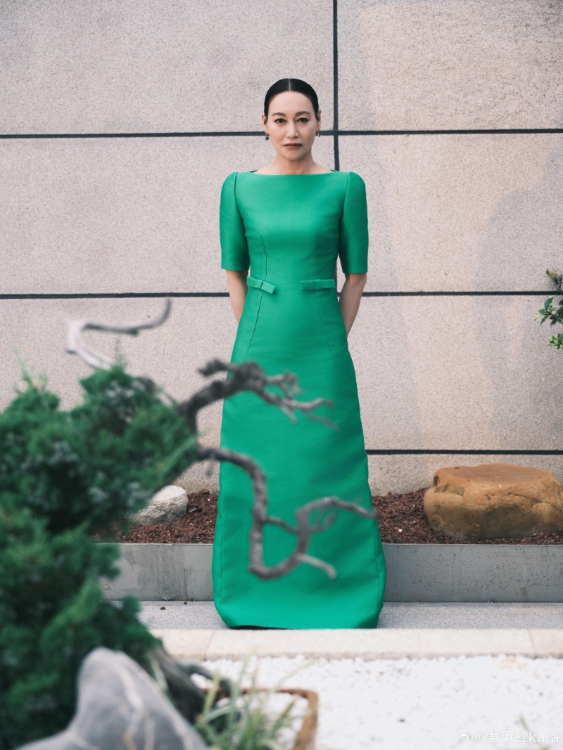 惠英紅盤起頭發(fā)，以一身密實(shí)的翠綠色長(zhǎng)裙上陣，五官大氣舒展，氣質(zhì)干練颯氣，甚有幾分女強(qiáng)人的味道，架勢(shì)十足。