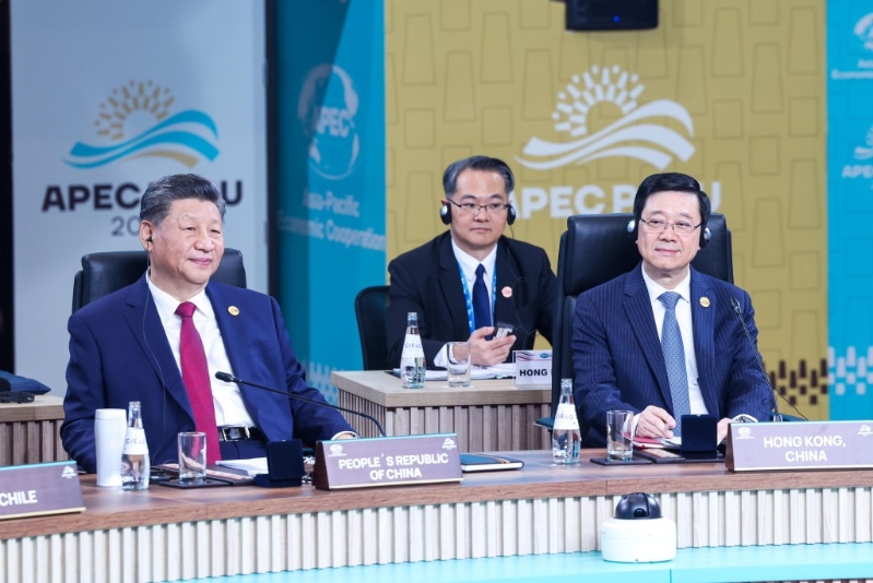 國(guó)家主席習(xí)近平(左一)和李家超(右一)在會(huì)議上。政府新聞處