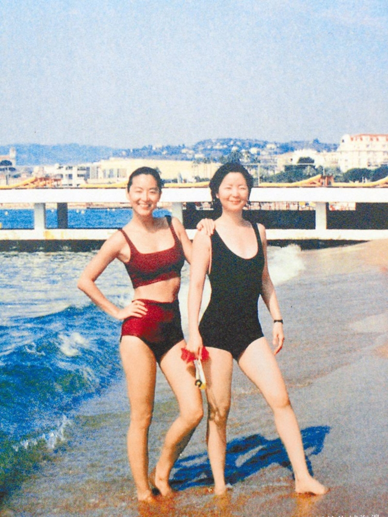 林青霞（左）公開與鄧麗君在坎城海邊的珍貴泳裝照，由好友沈云攝影。（林青霞提供）