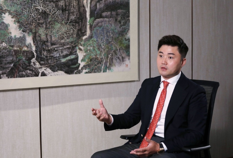 星島新聞集團(tuán)行政總裁兼社長蔡晉博士指，來自世界各地的優(yōu)秀人才在保持香港國際化方面發(fā)揮著重要的角色，星島透過在海外的強(qiáng)大網(wǎng)絡(luò)，可協(xié)助特區(qū)政府吸引更多優(yōu)秀海外人才來港發(fā)展，藉以提升香港競爭力。