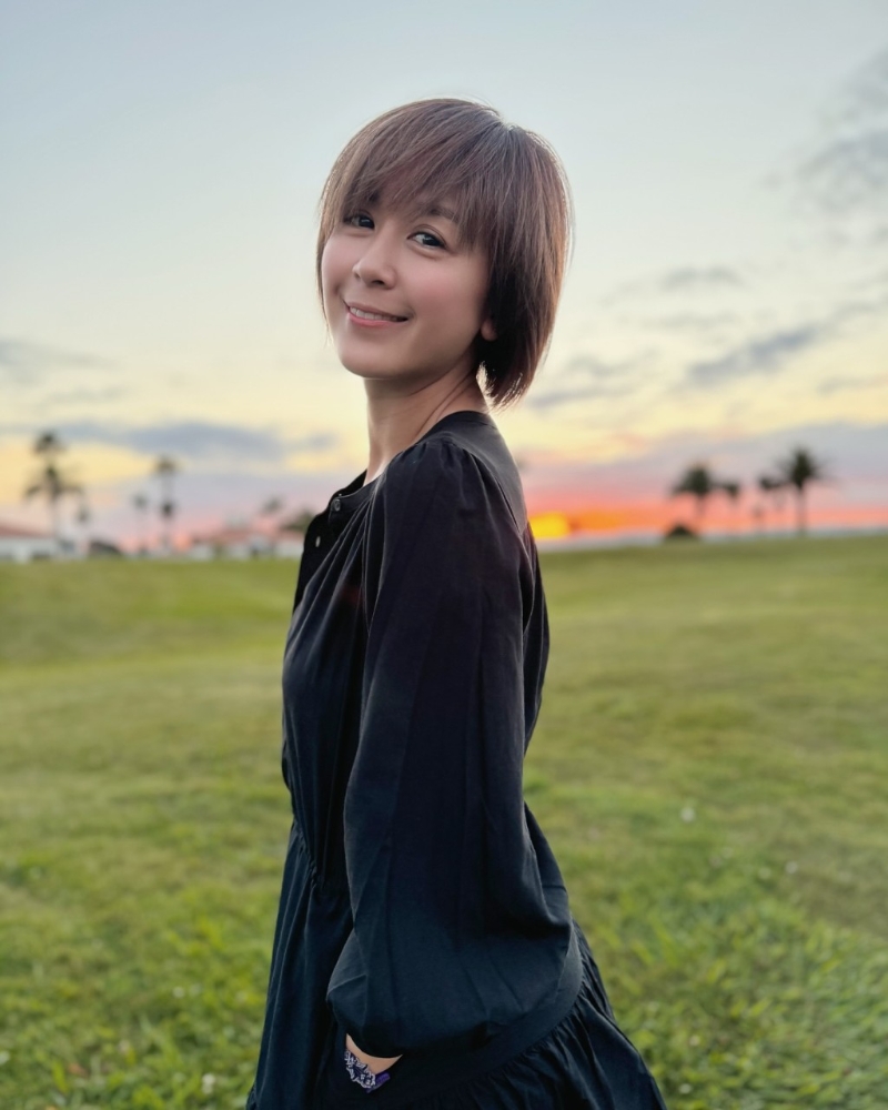 唐寧15日在IG曬出了她的新造型靚相，相中見她剪了一頭瀏海短發(fā)，染上淺棕色，面上完全沒細(xì)紋，皮膚相當(dāng)好。