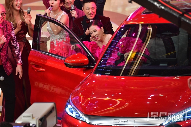 汪明荃獲得價(jià)值28萬8千元的電動(dòng)車。