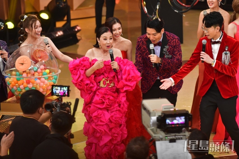 眾MC都為汪明荃感到興奮。