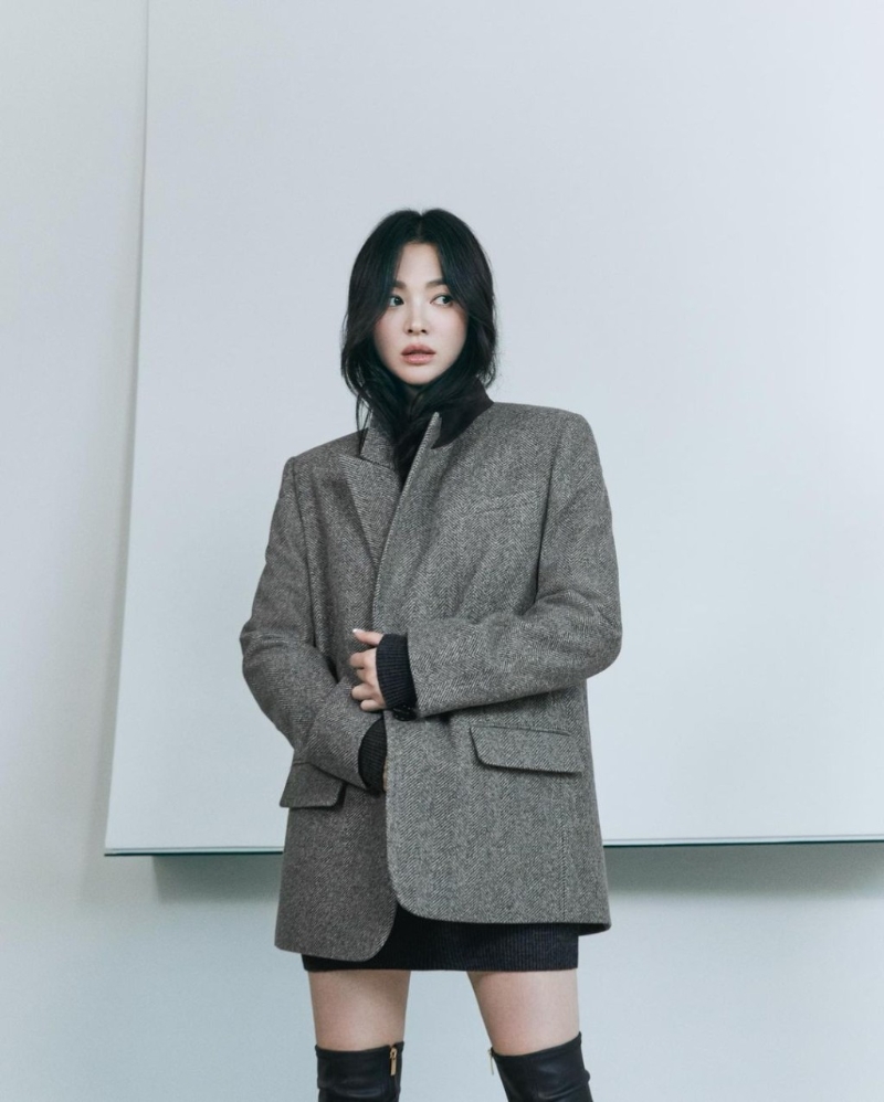 韓國(guó)百想視后宋慧喬以oversize西裝外套，襯以針織裙及過(guò)膝長(zhǎng)靴，優(yōu)雅時(shí)尚。(圖片來(lái)源：IG@kyo1122)