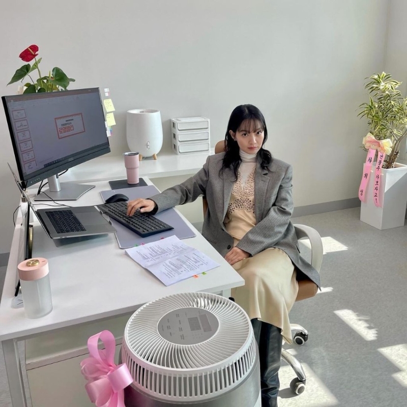 韓星申敏兒穿著松身?xiàng)l紋西裝褸，襯以通花上衣、樽領(lǐng)衫及絲質(zhì)半截長(zhǎng)裙，塑造具層次感的0L造型。(圖片來(lái)源：1G@illusomina)