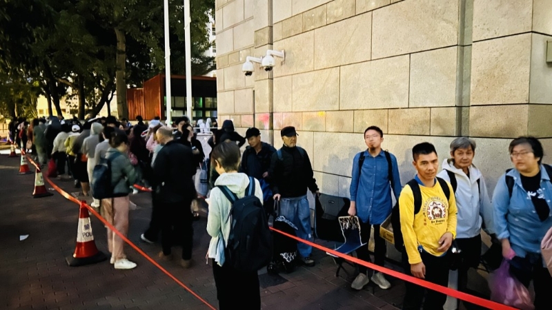 逾百人在公眾席輪候。