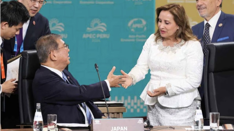 石破茂坐著跟秘魯總統(tǒng)博盧阿特特握手，被批失禮。