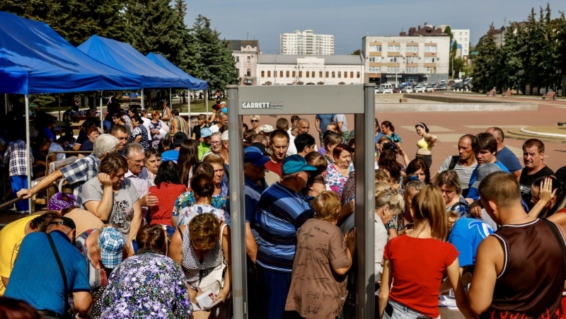 從庫(kù)爾斯克地區(qū)撤離的居民在人道主義援助物資分發(fā)中心排隊(duì)。