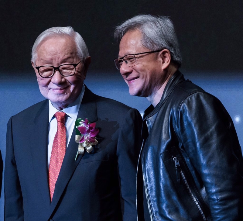 輝達(dá)（NVIDIA）創(chuàng)辦人暨執(zhí)行長黃仁勛（右）與臺積電創(chuàng)辦人張忠謀（左）有著好交情。（中時資料照）