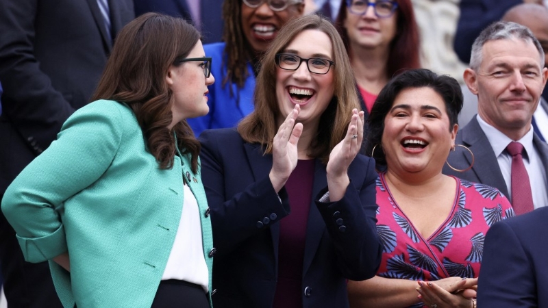 11月15日，麥克布萊德（Sarah McBride）參加國會新人大合照。