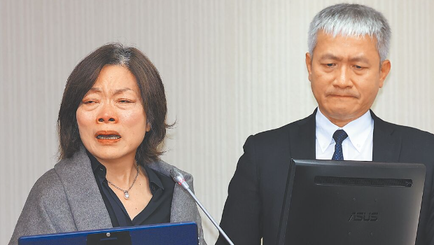 勞發(fā)署吳姓公務員疑遭霸凌死亡，勞動部長何佩珊（左）20日淚灑立法機構(gòu)并口頭請辭。