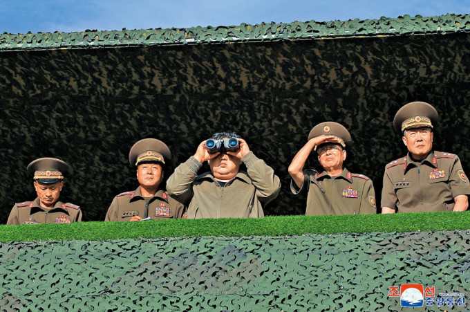 三星上將金永福9月陪同金正恩視察特種部隊訓(xùn)練基地。.jpg