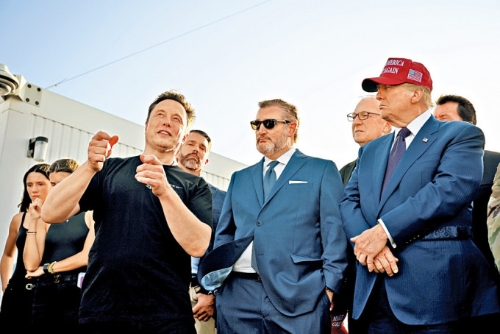 火箭升空前，馬斯克向特朗普和參議員克魯茲（中）等人解說(shuō)。