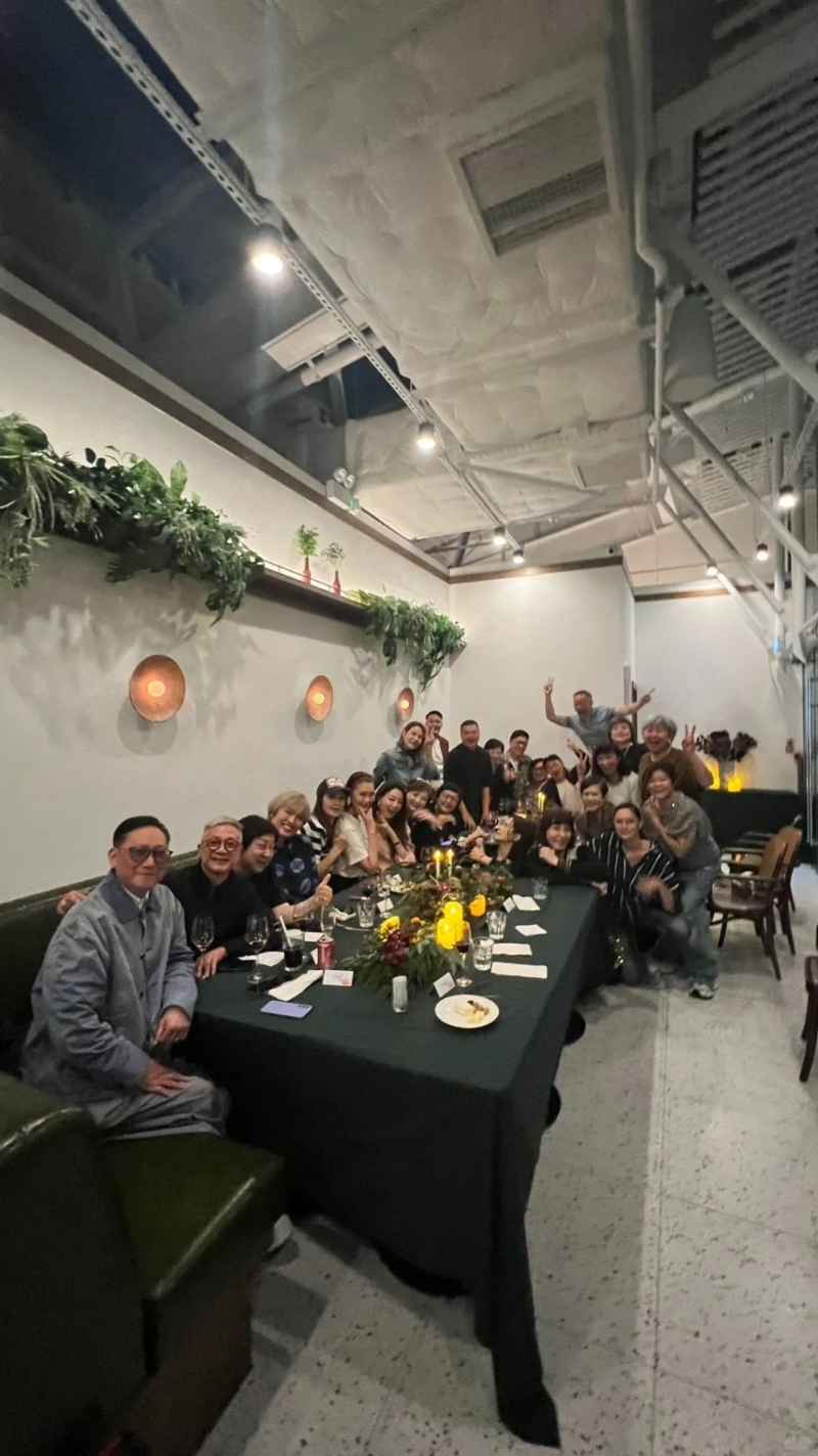 有網(wǎng)民昨日貼出多張聚餐的照片，見到有不少時(shí)裝界名人出現(xiàn)，包括時(shí)裝設(shè)計(jì)師馬偉明（Walter）、張路路（Lulu）、名模陳嘉容（Eunis）及琦琦等廿多人出席，想不到邵美琪都在其中。