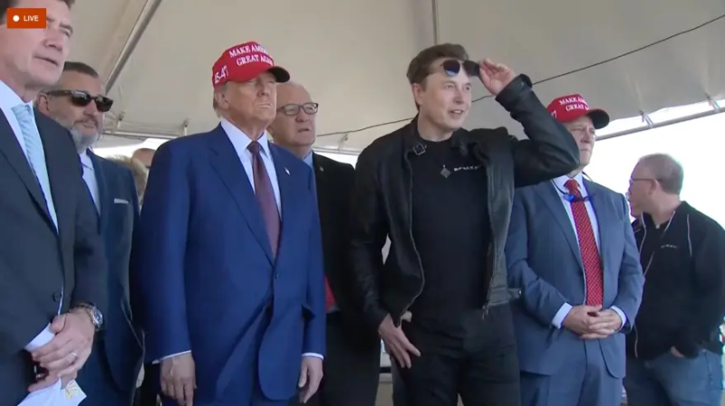 當?shù)貢r間11月19日，美國太空探索技術(shù)公司（SpaceX）“星艦”超重型火箭進行第六次發(fā)射，特朗普和SpaceX首席執(zhí)行官馬斯克現(xiàn)身發(fā)射現(xiàn)場。