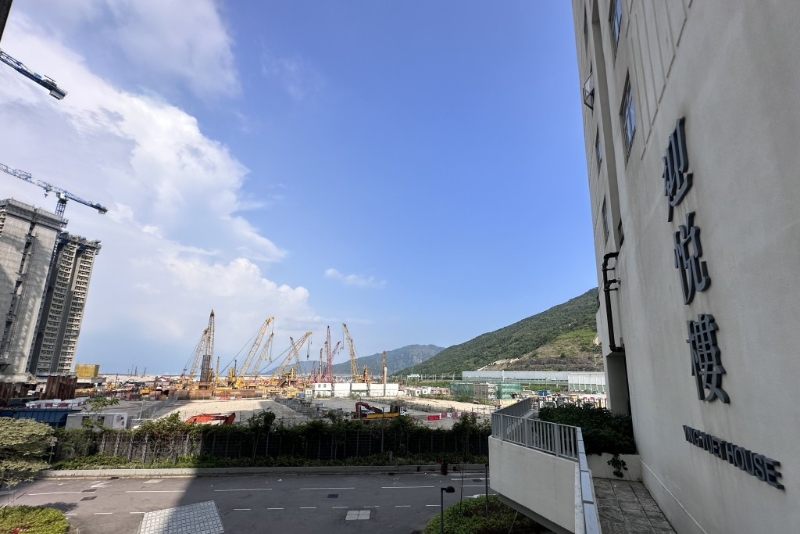 港鐵東涌東站第一期發(fā)展項(xiàng)目相隔近一年捲土重來(lái)“拆細(xì)”推出，項(xiàng)目總樓面勁減逾50%重推。