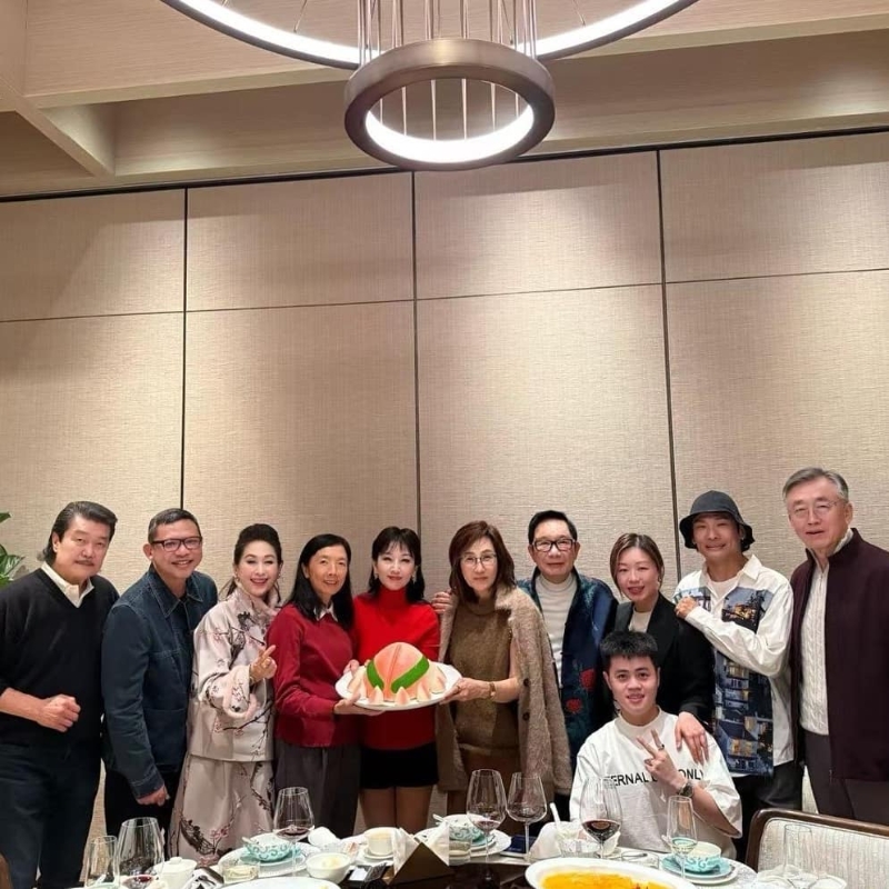 趙雅芝獲好友劉培基、杜德偉夫婦及王玉環(huán)與丈夫秦毅等好友為她慶祝，她的老公兼錦燊亦有到場。