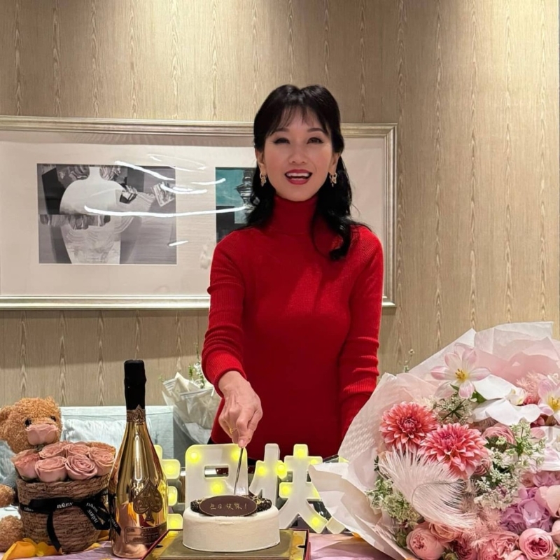 壽星女趙雅芝切蛋糕時，收到近2千元的黑桃A香檳和鮮花及公仔，笑到四萬咁口。