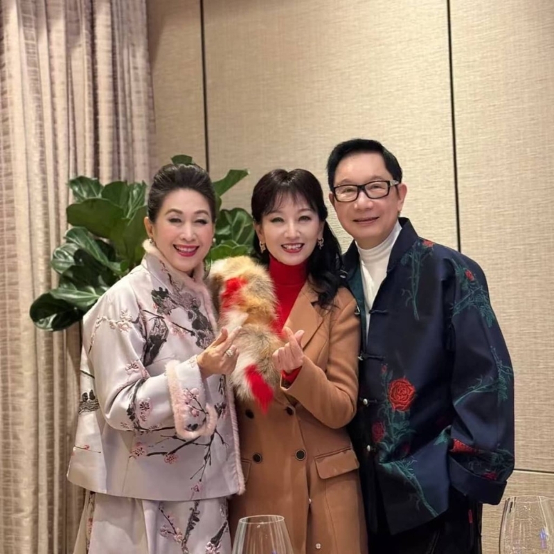 劉培基和王玉環(huán)為趙雅芝慶生。