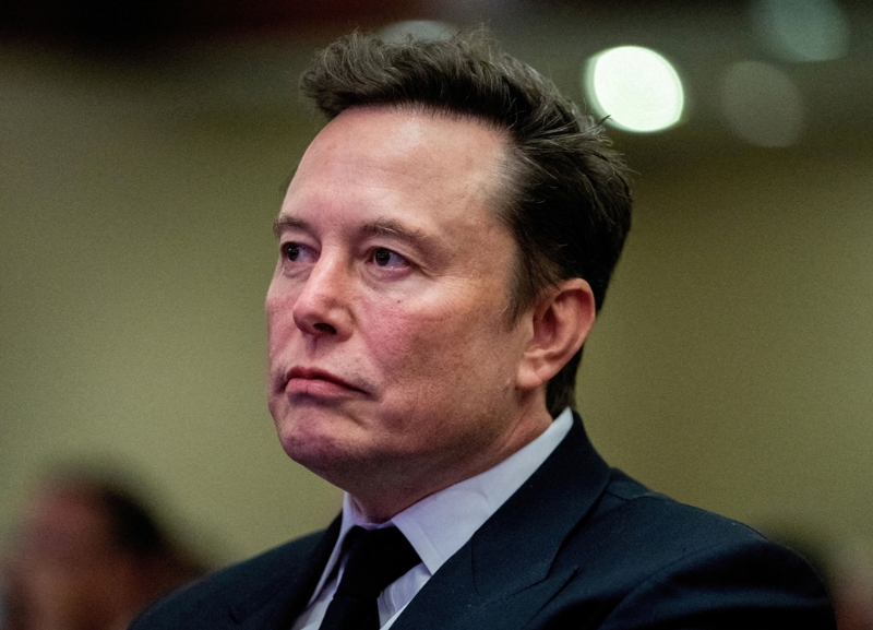 獲提名共掌美國(guó)政府效率部的特斯拉執(zhí)行長(zhǎng)馬斯克13日在華府聆聽準(zhǔn)總統(tǒng)特朗普向共和黨眾議員發(fā)表談話的神情。