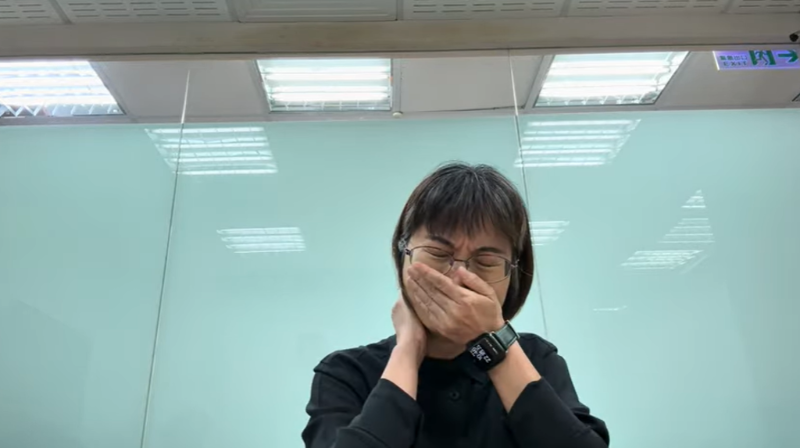謝宜容在道歉影片中頻頻癟嘴、皺眉，還捂嘴哽咽，大批網(wǎng)友仍不買單。
