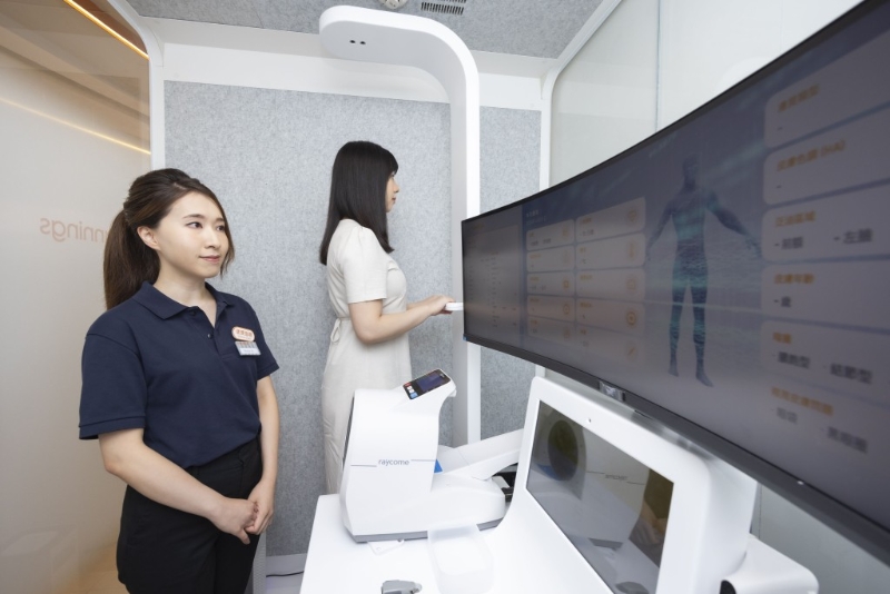 「萬寧智能健康站」設(shè)于中環(huán)國際金融中心商場的萬寧內(nèi)，顧客可進(jìn)行AI智能健康評估，5分鐘即可獲得20多項(xiàng)結(jié)果。